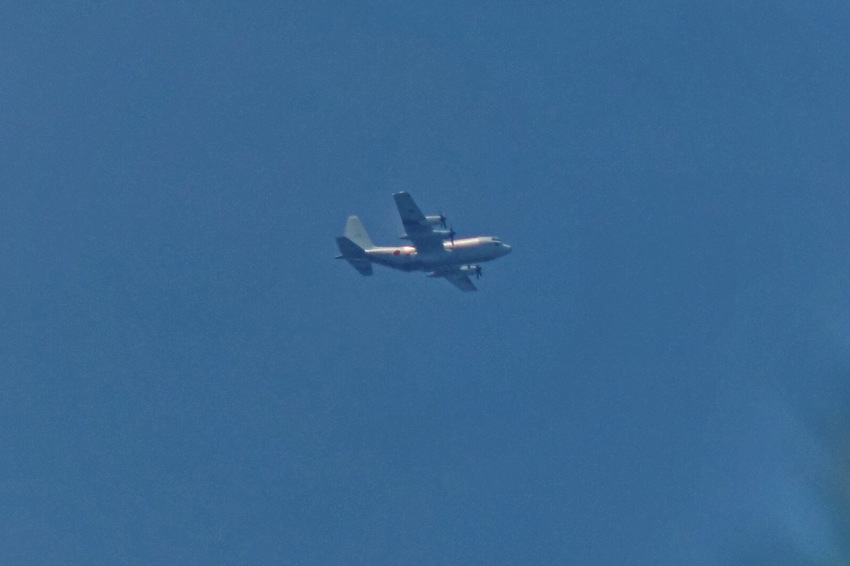 C-130自衛隊機が低空飛行し...