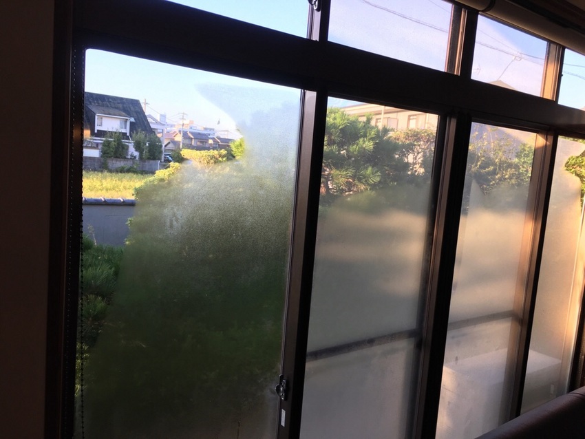 朝　窓ガラスが曇ってました。 ...