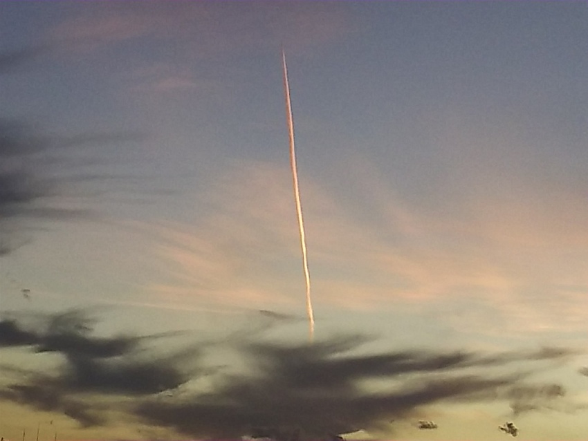 夕焼け飛行機雲！