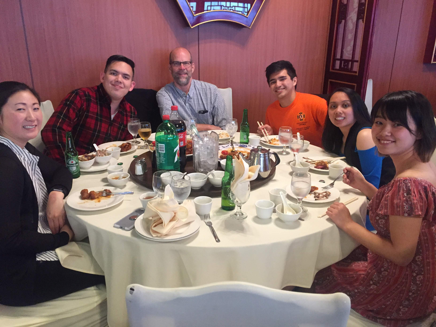 土曜日の夜は100名以上でのP...