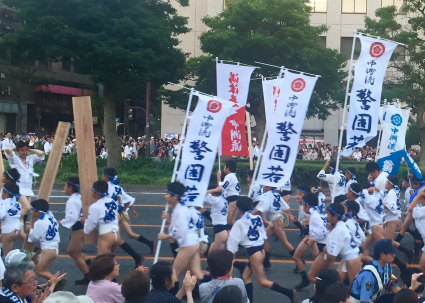 先頭を勢いよく駈けぬける子供達...