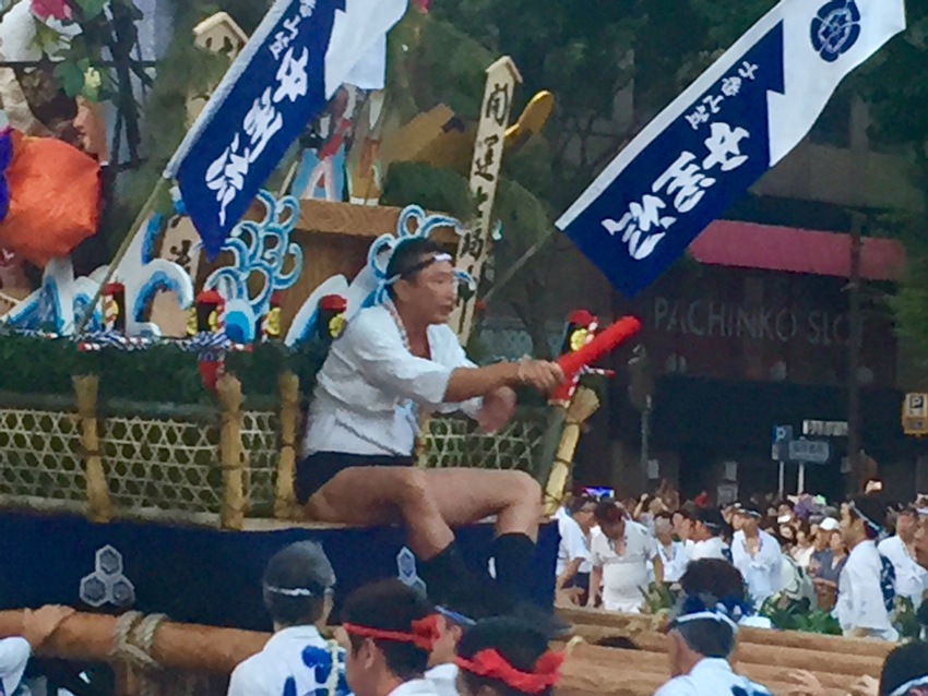 祭りは見るより参加かな?...