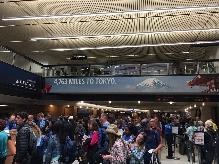 ごった返す空港のセキュリティ・...