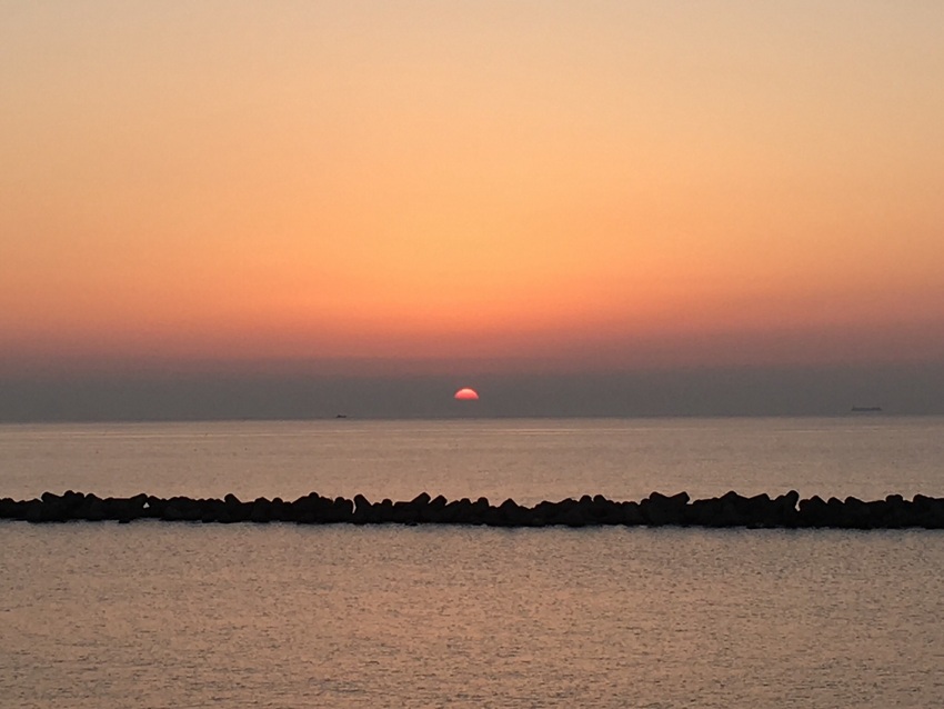 伊勢湾に昇る朝日