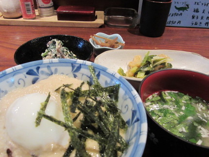 今日のお昼は　古代米とろろ飯