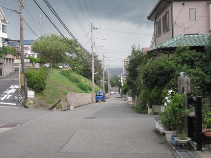 道路の先に見えるのは瀬戸内海、...