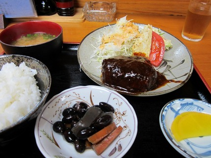 今日のお昼は　ハンバーグ