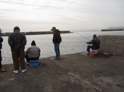 寒風の中での釣り人