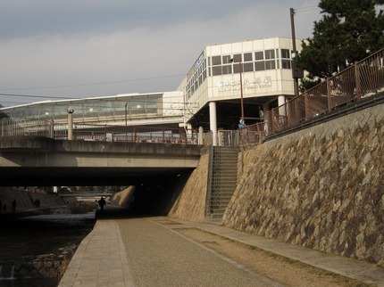 住吉川から見た阪神魚崎駅