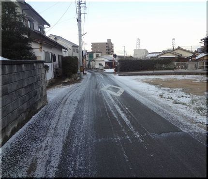 道路の真ん中は車が通っているの...