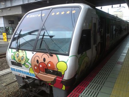 岡山駅にはアンパンマン列車