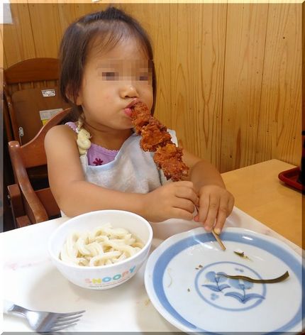 カメラ目線で必死に鶏の唐揚げ串...