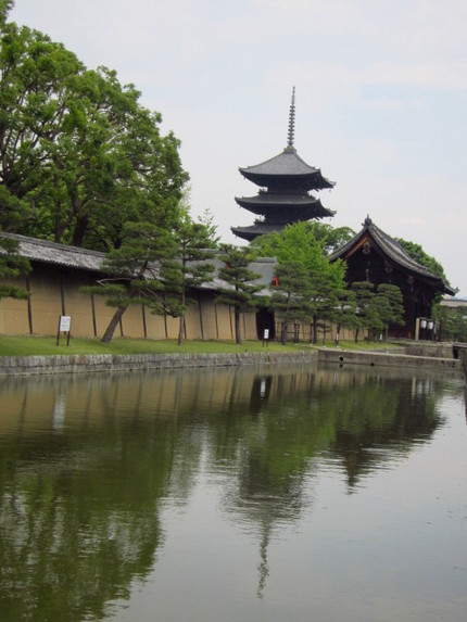 バスの中から、東寺を見上げるだ...