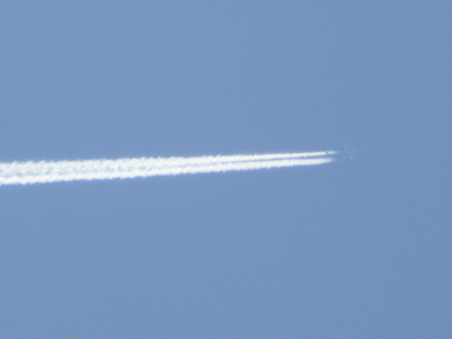 飛行機雲と飛行機