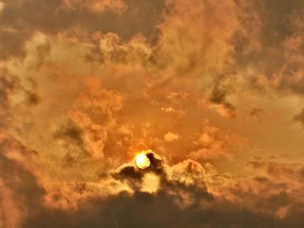 雲間の夕陽