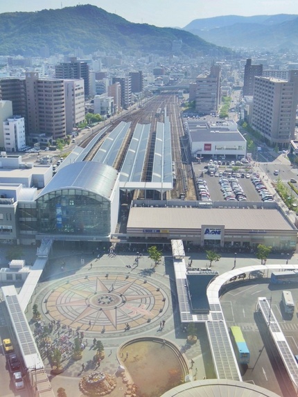 JR高松駅と玉藻(高松)城