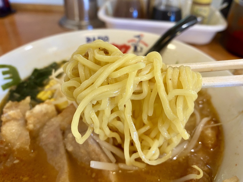 麺も中太？かな スープに絡みや...