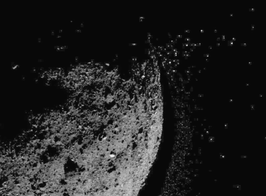 ＜　小惑星ベンヌ（左）の表面か...