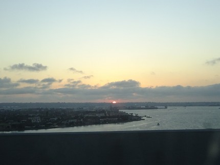 コロナド橋の上から望む日没はと...