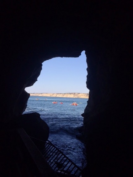 洞窟からは海でカヤックを楽しん...