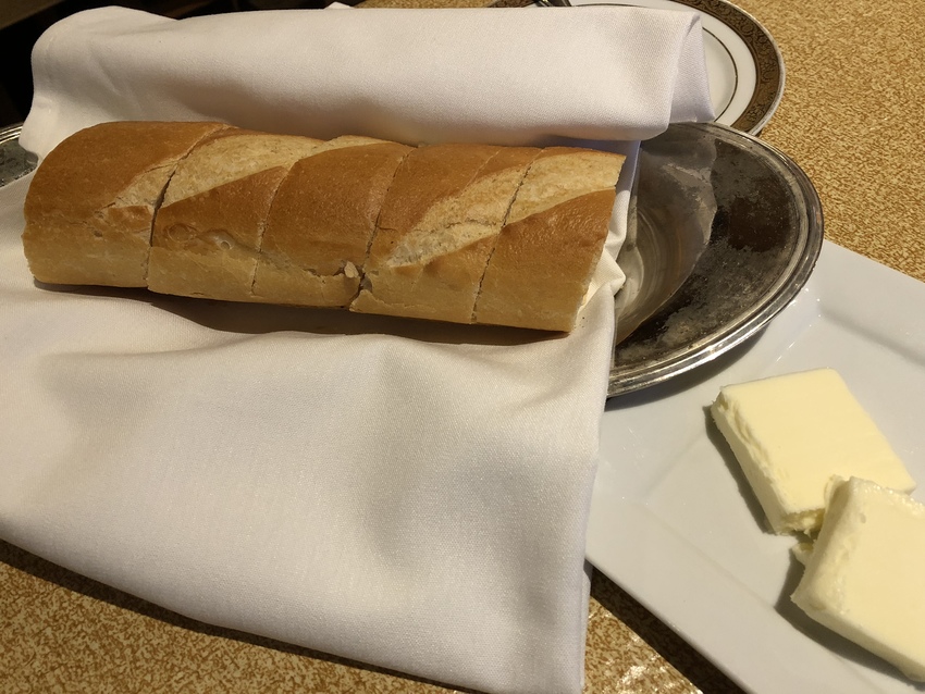 食前に出るフランスパンはカリカ...