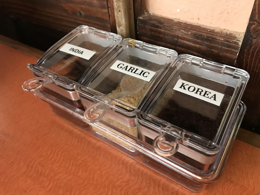 テーブルにはインドと韓国の辛味...