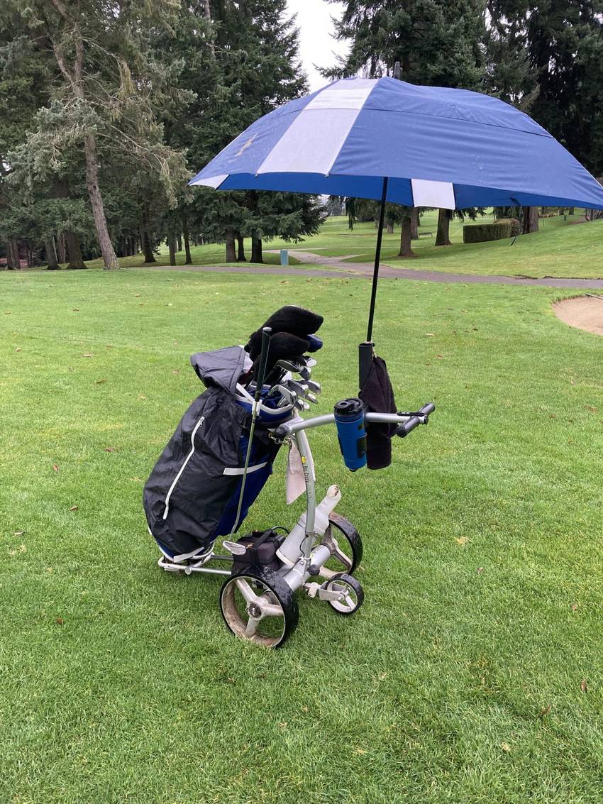 雨の日のゴルフ標準装備、電動カ...