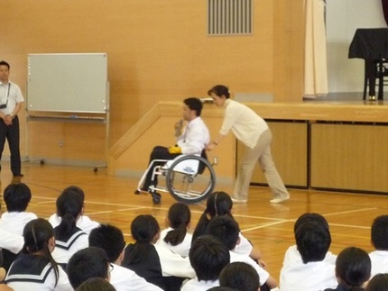 視覚障害者が車椅子の介助を行う...