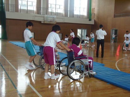 大成中学校で福祉実践教室を開催...