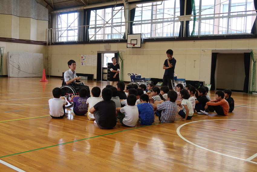 浅野小学校で福祉実践教室を行い...