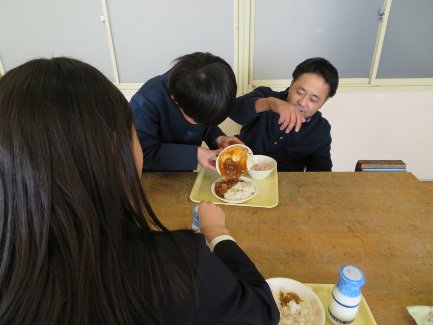 給食交流の様子。お手伝いしてく...