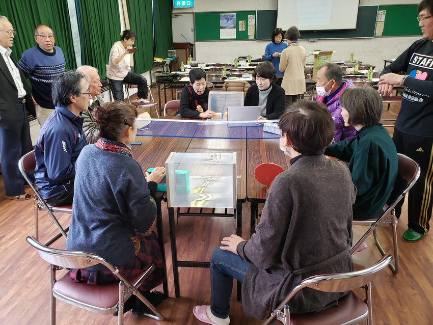 卓球ホッケーの様子。ゴールを狙...