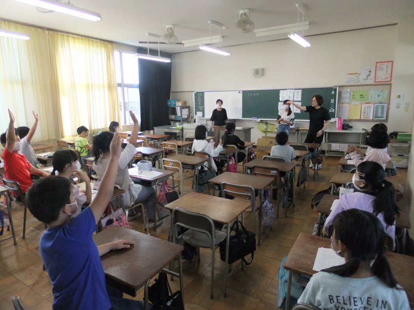 西成小学校で福祉実践教室を開催...