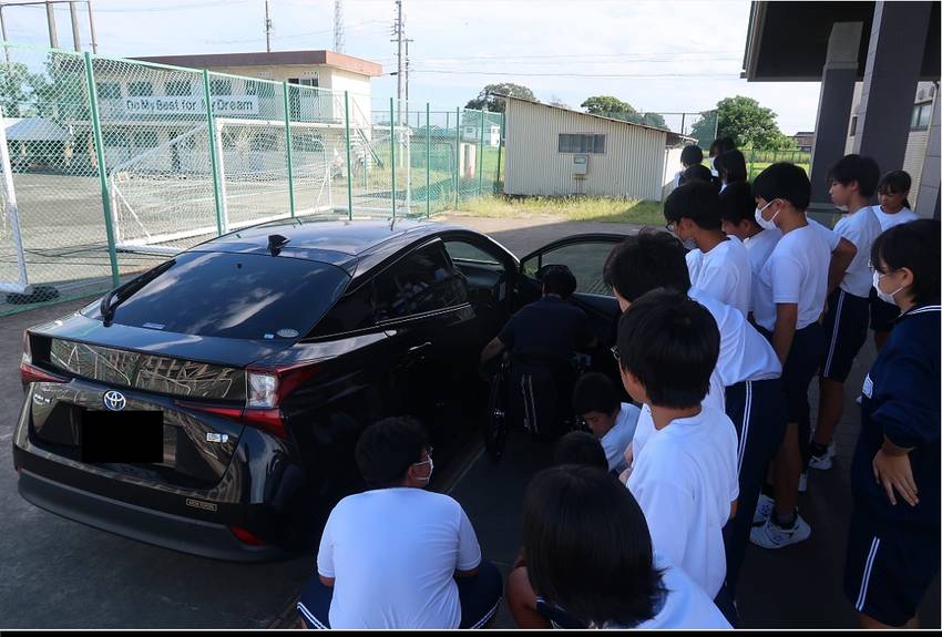 車いすから乗用車に移動します。...