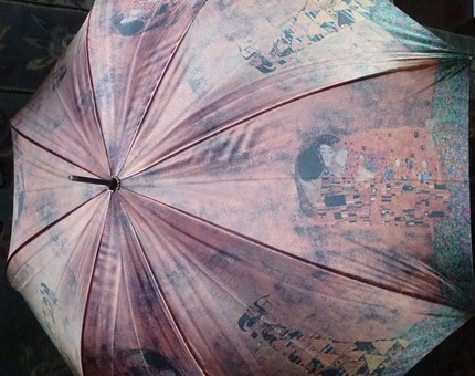 大雨で得たクリムトの傘