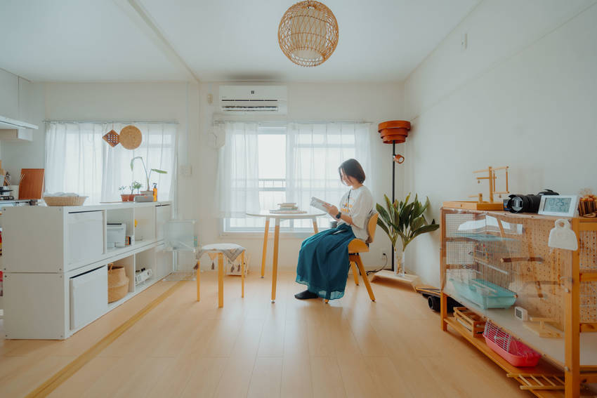 白い壁が背景となることで、家具...