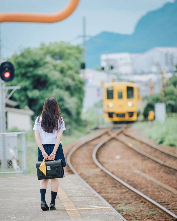 田舎の小さな無人駅に佇む女子高...