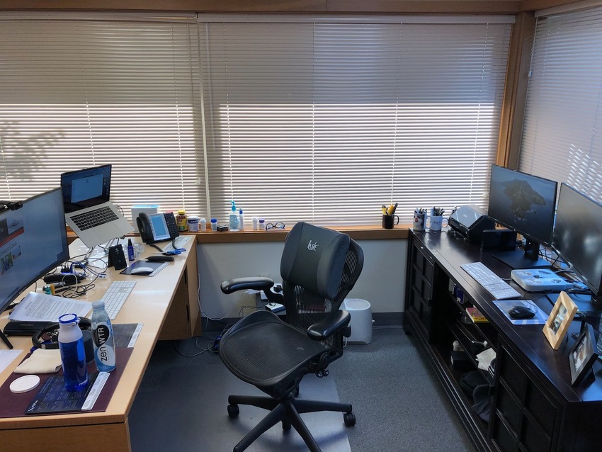 Kenichi Uchikura's Office Layout