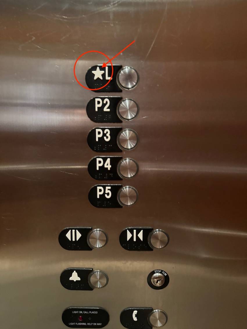 アメリカのエレベーターのか階数...