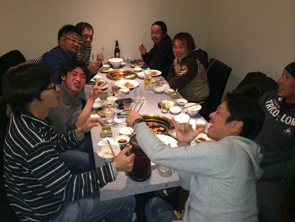 若者のテーブルはお肉もお酒のピ...