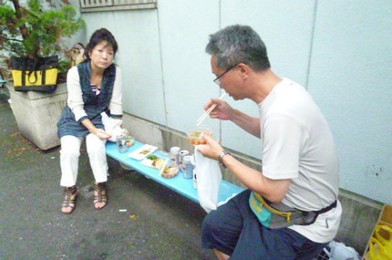 鶴橋のベンチでピクニック