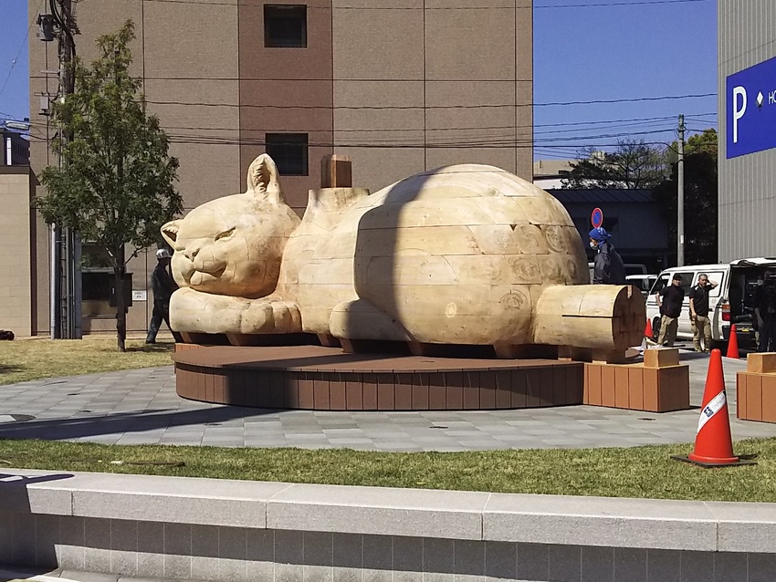 巨大猫の木製像が出現！