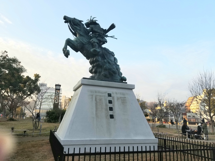 湊川公園の楠木正成公銅像！