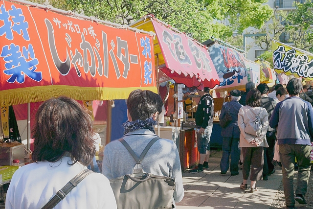 祭りではたくさんの食べ物の屋台...