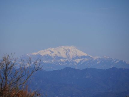 御嶽山です、やや噴煙は収まって...