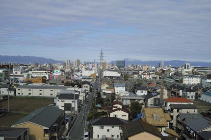 正面の山は伊吹です。