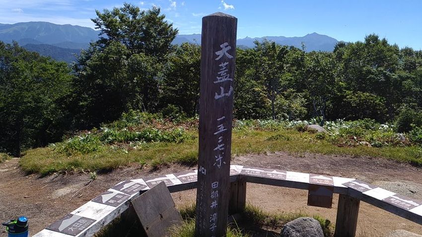 標識の右に槍ヶ岳、肉眼でも小槍...