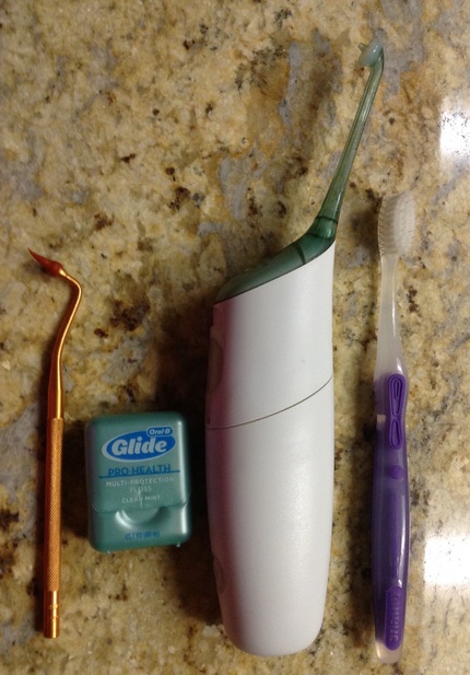 右から歯ブラシ、ジェット水流式...