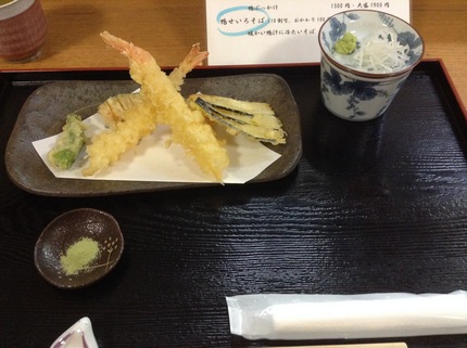 揚げたての天ぷらを抹茶塩で。