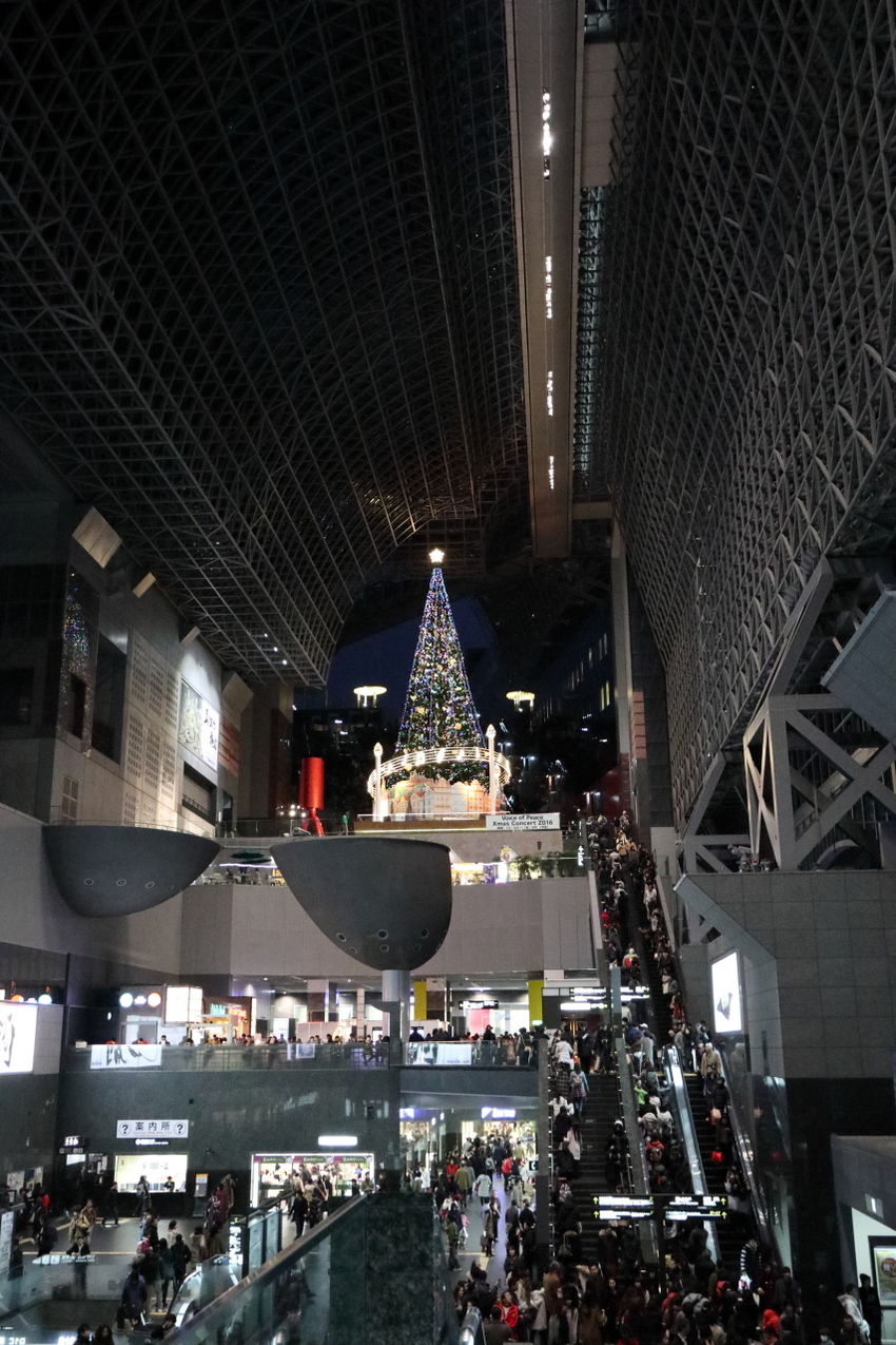 京都駅の高い天井の建築物は幾何...